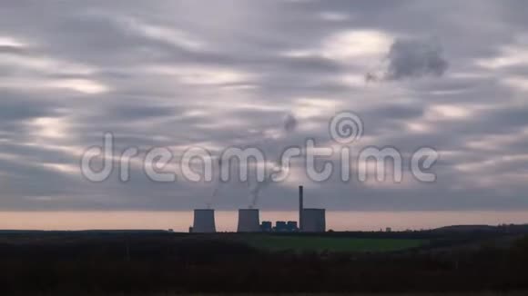 维森塔发电厂大楼水汽升天背景中的能量极和烟囱视频的预览图