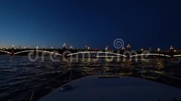 俄罗斯圣彼得堡市中心河上经过客船船开着水漂向视频的预览图