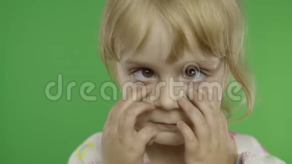 漂亮的孩子用她的眼睛做疯狂的脸肖像色度键视频的预览图
