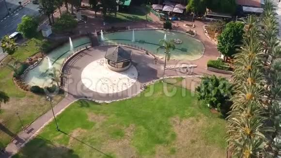 一架无人机飞过公园里一个美丽的凉亭视频的预览图