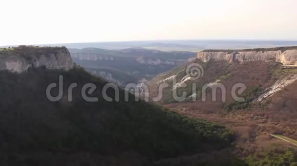 卡莱市曼古普附近克里米亚的查达克利贝尔山高原视频的预览图