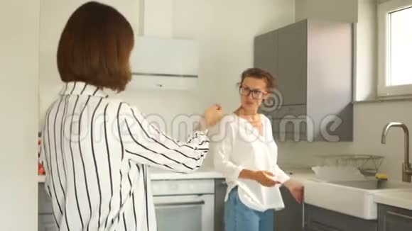 女孩租了一套公寓检查厨房一个年轻女孩从她的手中得到了她新公寓的钥匙视频的预览图