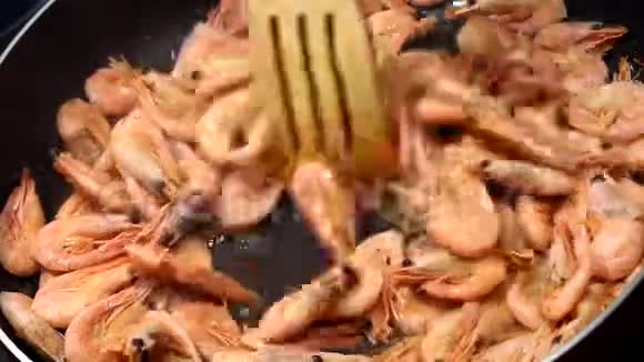 虾虾用香料炒虾虾仁用大煎锅煎煮准备好的虾仁弗里德视频的预览图