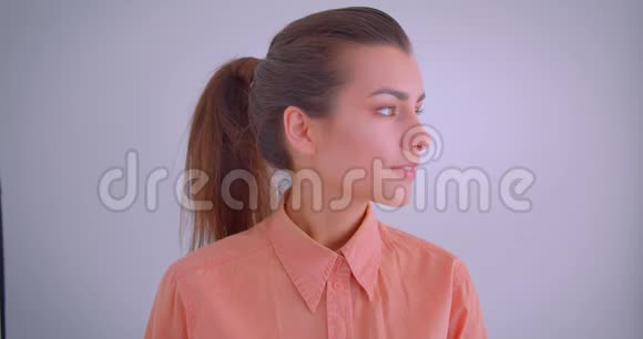 年轻漂亮的白种人女性梳着马尾辫看着镜头开心地笑着视频的预览图
