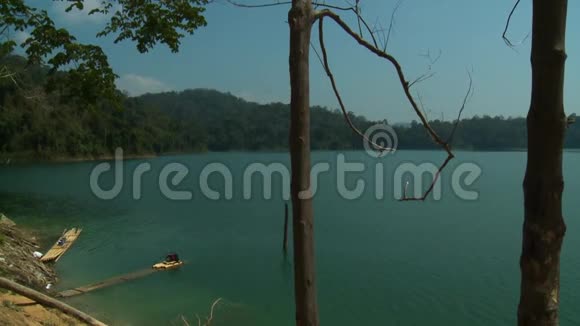 九龙铁门哥尔奥朗阿斯利村湖景视频的预览图