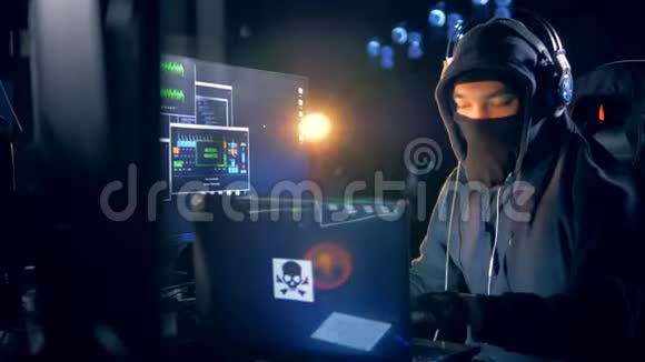 戴着面具的男性黑客闯入了系统视频的预览图