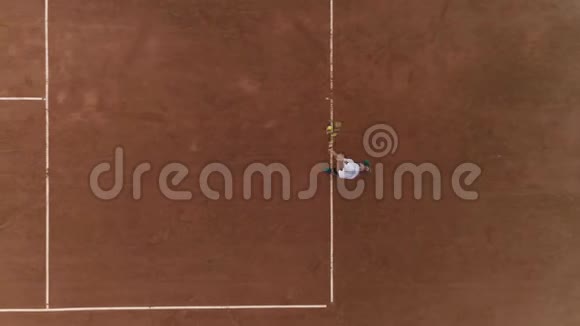 体育活动网球运动员青少年男孩和女孩在红场上互相打网球视频的预览图