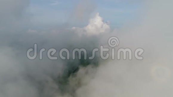 上午在泰国纳孔萨万的高诺高凯KaoNorKaoKaew用无人驾驶飞机拍摄山景视频的预览图