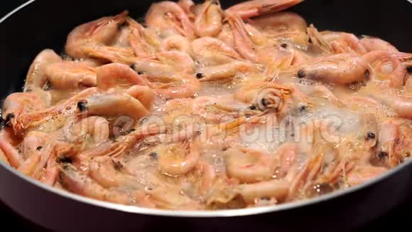 在煎锅里煎虾做大虾虾仁用沸水煎视频的预览图
