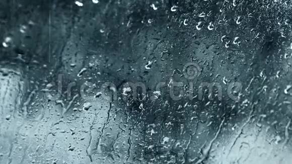 雨水滴水灰玻璃背景视频的预览图