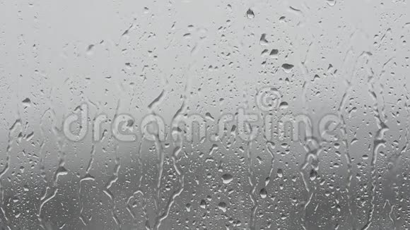 雨天雨滴滴在窗户玻璃上视频的预览图