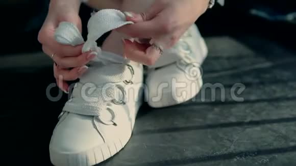 女孩捆绑鞋带视频的预览图