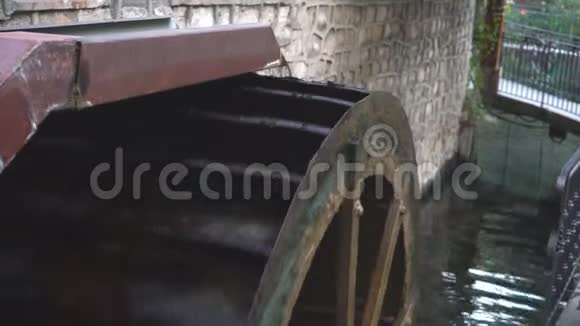 一台旧水磨的轮子充满了水和旋转视频的预览图