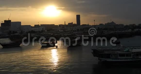 多哈湾日落传统的独桅帆船视频的预览图