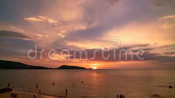 在泰国帕通海滩黄昏时分美丽的光天化日和云层在天空中划过视频的预览图
