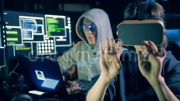 一个男人和一个女人在VR眼镜里被劫持的过程视频的预览图