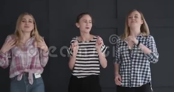 十几岁的女孩在演播室背景下跳舞视频的预览图