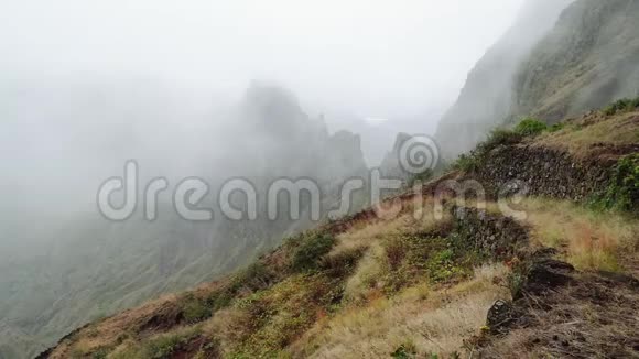 雾流过他们的山峰边缘令人惊叹的山景在XoXo谷佛得角圣安陶岛视频的预览图