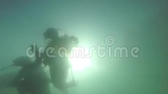 在湖里的潜水员视频的预览图