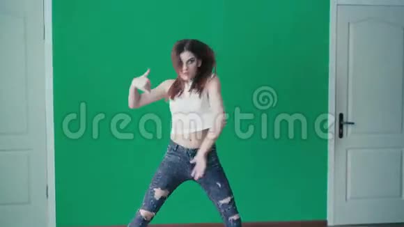 年轻漂亮的女孩在4K的舞蹈室跳嘻哈舞视频的预览图