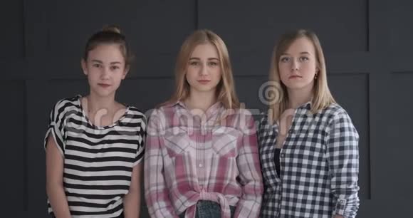 三个少女摇头否认视频的预览图