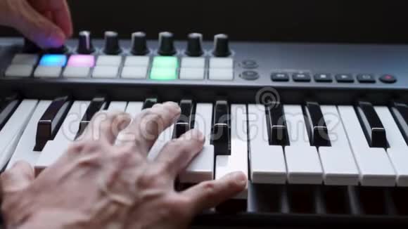 在演播室中演奏MIDI键盘MIDI控制器合成器的音乐家视频的预览图
