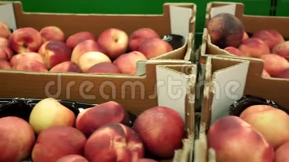 市场柜台上的成熟油桃视频的预览图