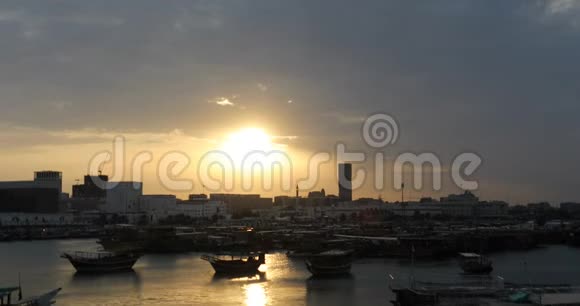 卡塔尔日落时水上观光船多哈视频的预览图