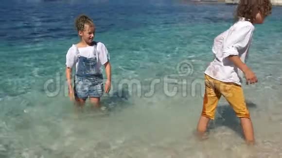 快乐的孩子在绿松石海水中玩耍地中海假日学校假日视频的预览图