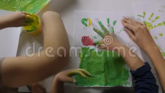 儿童用手指绘画各种颜色视频的预览图