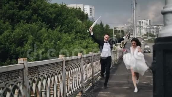 两对新婚夫妇跑过桥视频的预览图