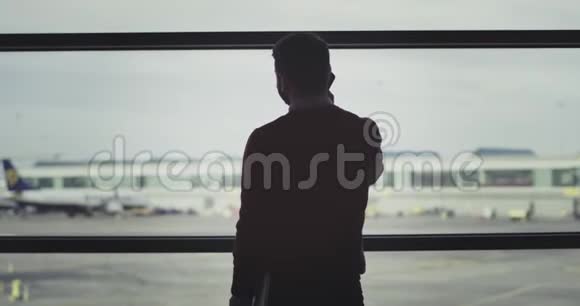 机场里的年轻商人一直在电话里交谈直到他等着他的航班他跟他说视频的预览图