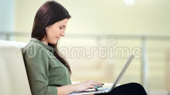 中档热情的家庭年轻女性喜欢用笔记本电脑聊天视频的预览图