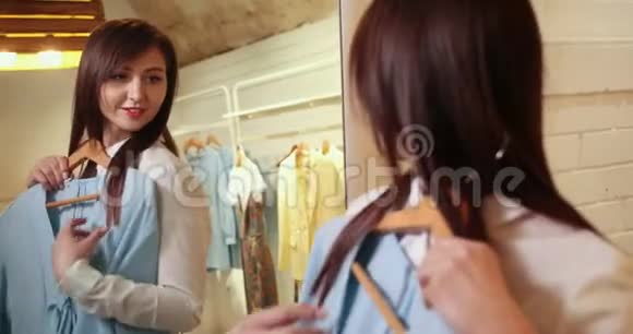 服装店自制衣柜或更衣室亚洲年轻女性在服装中选择时尚服装视频的预览图