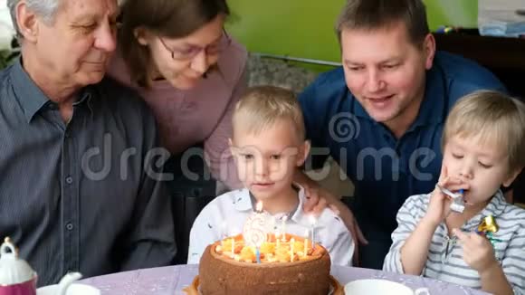 多代家庭庆祝儿子生日视频的预览图