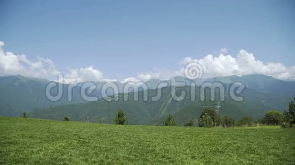 夏季白种人的山色和云色使白种人的山色尽收眼底视频的预览图