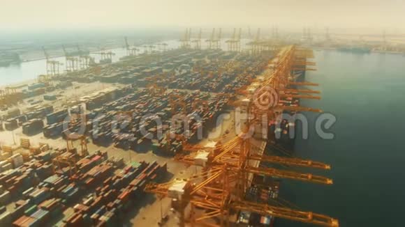 从空中俯瞰杰贝勒阿里港这是中东最繁忙的港口视频的预览图