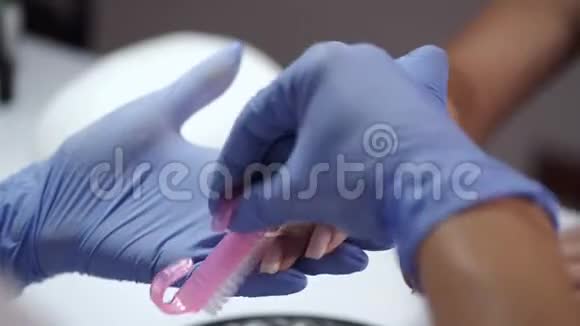 美容师手部清洁女性客户指甲视频的预览图