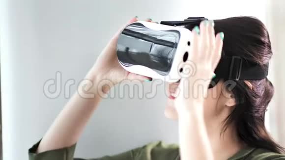 戴着高科技虚拟现实眼镜的微笑年轻欧洲女性的特写镜头视频的预览图