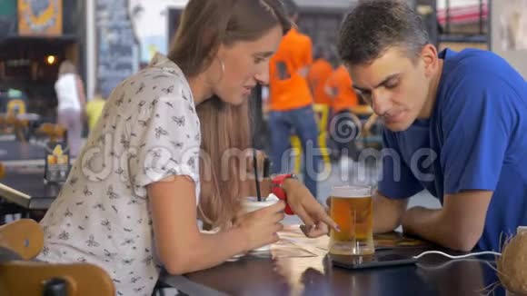 一对情侣在约会时喝酒视频的预览图
