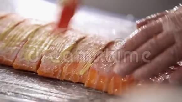 厨师切三文鱼片厨师为烹饪准备鱼配鱼盘饮食和健康食品视频的预览图