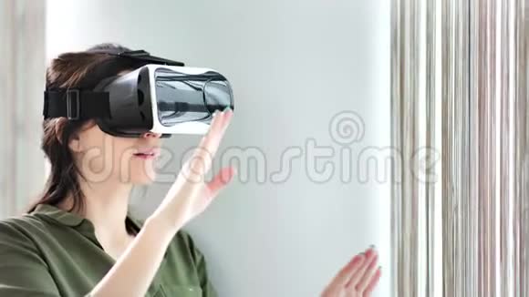 自信的高加索女人使用现代虚拟现实设备视觉技术沉浸在网络空间中视频的预览图