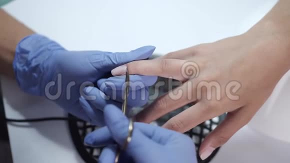 美容师用剪刀清洁指甲视频的预览图