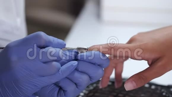 美容师用剪刀清洁指甲视频的预览图