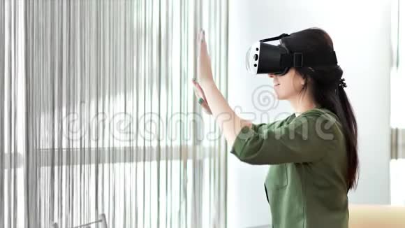 中弹女子游戏玩家戴着现代虚拟现实眼镜挥舞双手视频的预览图