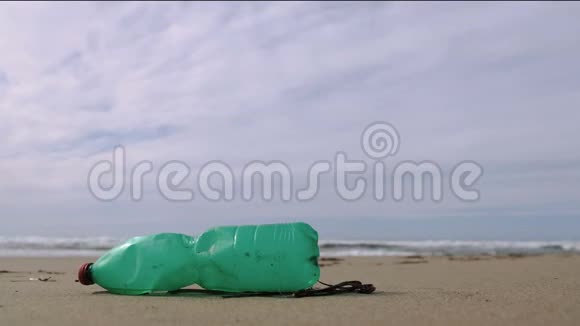 海洋生态系统上的塑料瓶模糊波浪运动背景星球拯救视频的预览图