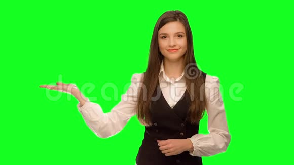 女士显示您的产品或信息微笑快乐隔离在绿色屏幕色度键绿色屏幕键在一个单一的视频的预览图