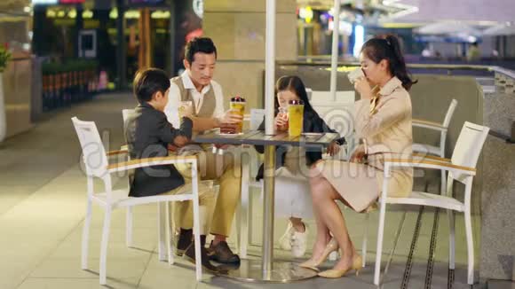 快乐的亚洲家庭在咖啡店放松视频的预览图