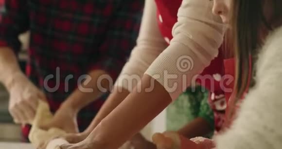 家人为圣诞饼干擀面团视频的预览图