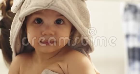 一个女婴洗澡后美丽的慢镜头肖像视频的预览图